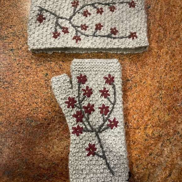 Andes Gifts Handmade Grey Floral Fingerless Gloves, Wrist Warmers & Headband main image 14